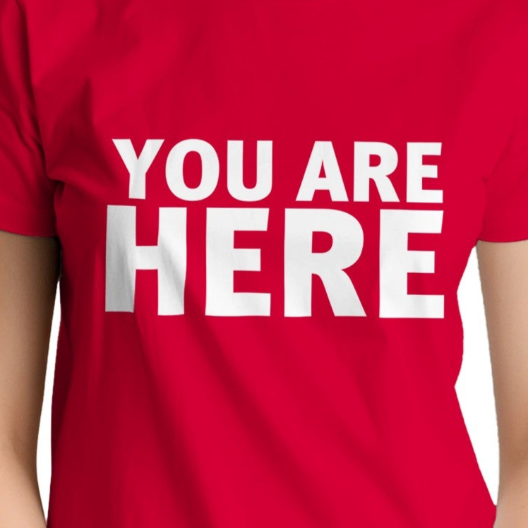 SIE SIND HIER - Schweres Unisex-T-Shirt mit Rundhalsausschnitt | Gildan® 5000